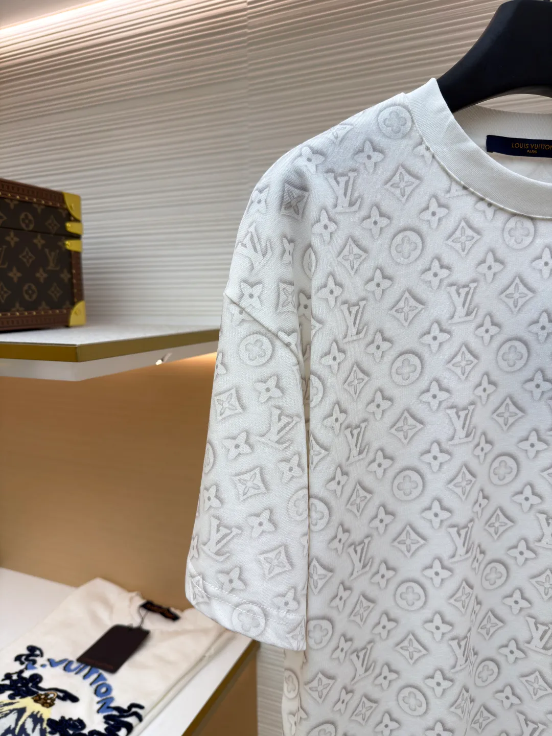 LOUIS VUITTON All-over printed presbyopic short-sleeved T-shirt ●Item No.: 1681546-A15 ●Material: 100% cotton ●Technology: Printing ●Color: White ●Version: Fitted version ●Weight: about 265 grams ●Size: The fabric has been specially treated to present a delicate concave and convex texture. Every letter and pattern is clear and three-dimensional, with a rich touch. The round neck design fits the neck line, the tailoring is neat, and the overall silhouette is simple and elegant. The jacquard process integrates the pattern and fabric through precise weaving control, which not only maintains the visual layering, but also ensures wearing comfort. The stitching on the body is even and neat, about 12 stitches per inch, ensuring a solid structure and not easily deformed. The hem and cuffs are smooth and neat, and the edges are clean and neat, reflecting the exquisite craftsmanship of clothing. The overall design is low-key yet luxurious, combining classic presbyopic elements with modern tailoring, which is not only suitable for daily wear, but also demonstrates quality and taste in the details. The overall wiring is straight and delicate, the fabric is comfortable and soft, and the color is consistent without color difference. It can be matched with the same style to create a fashionable look and control various occasions. Customized accessories, complete with three standards, same style for men and women!